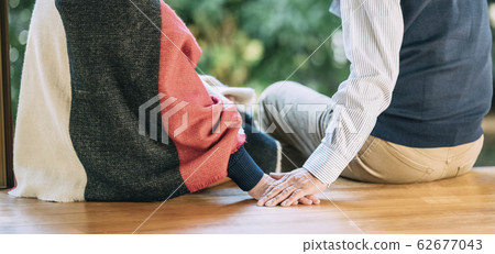 一對年長夫婦 一對年長夫婦 62677043