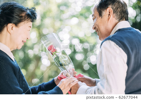 年長的夫婦獻花 年長的夫婦獻花 62677044