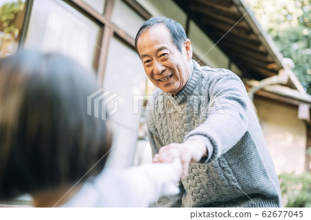 Grandpa and grandchild lifestyle Grandpa and grandchild lifestyle 62677045