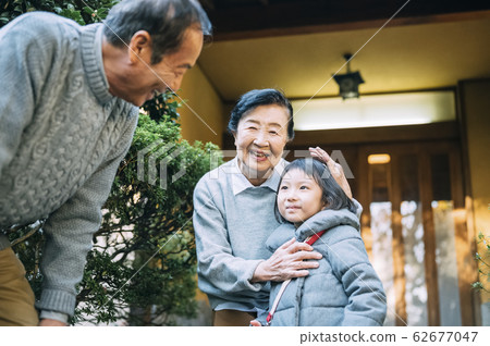 年長的夫婦問候孫子 年長的夫婦問候孫子 62677047