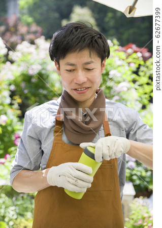 園藝形像一個打開水杯的男人 62677399