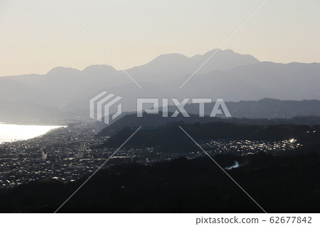 從Shonandaira相模灣和箱根山在陽光下的湘南阿爾卑斯山景色 從Shonandaira相模灣和箱根山在陽光下的湘南阿爾卑斯山景色 62677842