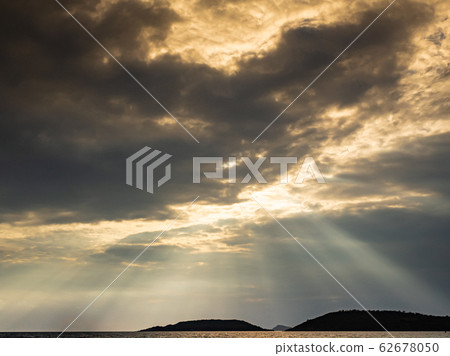 Sunbeams from the clouds to the sea Sunbeams from the clouds to the sea 62678050