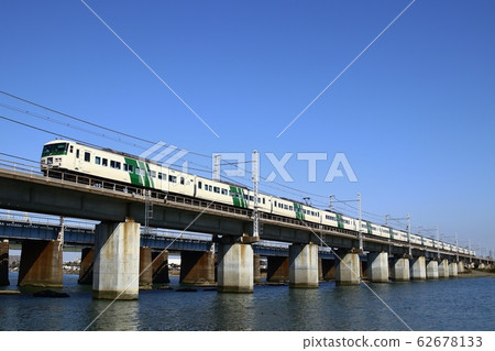 穿越相模河的特快舞者 62678133