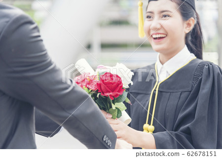 Graduated woman concept. Young smiling woman got 62678151