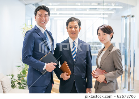 mid-level employee, sex, person 62678706
