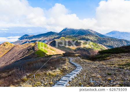 Autumn Hiuchiyama climbing (View of Tengu's garden and Mt. Myoko from Hiuchiyama) 62679309