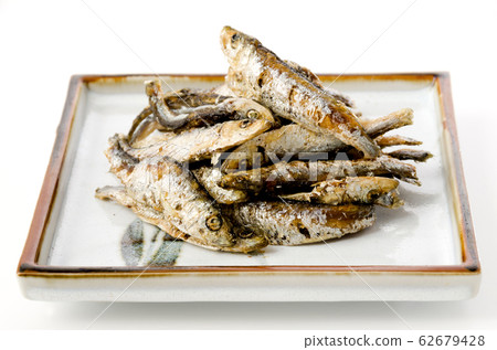 Fried small fish 62679428