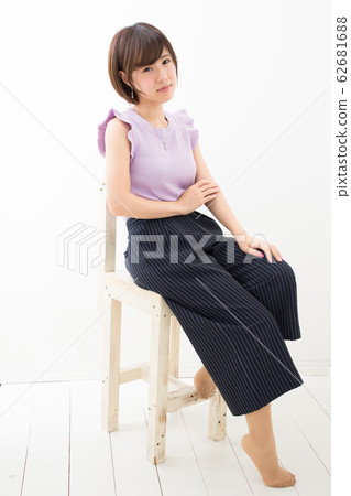 坐在椅子上的女人 62681688