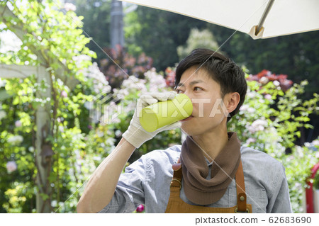 Gardening image A man who opens the tumbler Hydration Gardening image A man who opens the tumbler Hydration 62683690