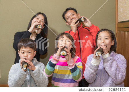 Ehomaki with family 62684151