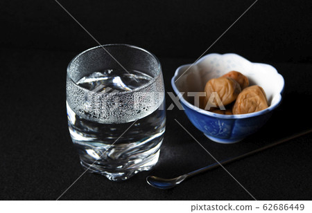 燒酒，熱水，李子乾，李子，清酒，泡盛，酒精，酒吧，混亂，玻璃 62686449