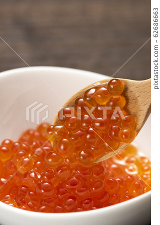 Scoop Ikura with a spoon 62686663