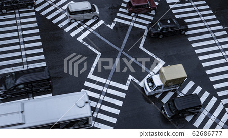 爭奪交叉路口車 62686777