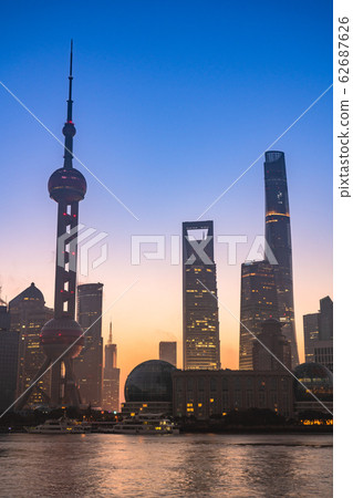 陸家嘴摩天大樓上外灘的“上海”黎明 陸家嘴摩天大樓上外灘的“上海”黎明 62687626
