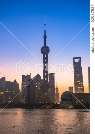 陸家嘴摩天大樓上外灘的“上海”黎明 陸家嘴摩天大樓上外灘的“上海”黎明 62687627
