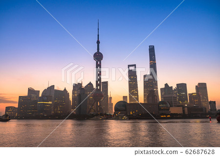 陸家嘴摩天大樓上外灘的“上海”黎明 陸家嘴摩天大樓上外灘的“上海”黎明 62687628