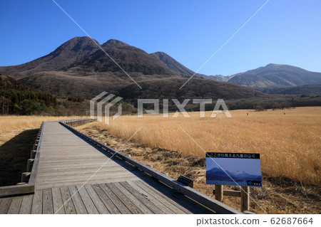 《Tadebaru Wetland, Oita Prefecture》Winter scenery of Kuju Mountain Range Chojahara Tadebara Moor 《Tadebaru Wetland, Oita Prefecture》Winter scenery of Kuju Mountain Range Chojahara Tadebara Moor 62687664