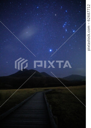 《大分縣Tadehara沼地》 Kuju山脈Chojahara Tadehara沼地,星空和大冬天三角形 《大分縣Tadehara沼地》 Kuju山脈Chojahara Tadehara沼地,星空和大冬天三角形 62687712
