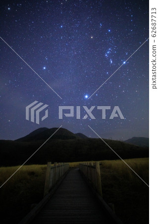 《大分縣Tadehara沼地》 Kuju山脈Chojahara Tadehara沼地，星空和大冬天三角形 62687713