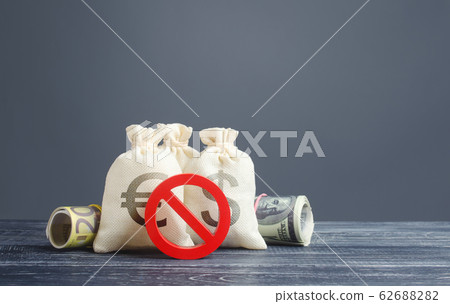 Money bags and red prohibition symbol no. Capital export outflow restrictions. Sanctions. Regulatory laws in the financial sector. Dedollarization, diversification of foreign gold exchange reserves. 62688282