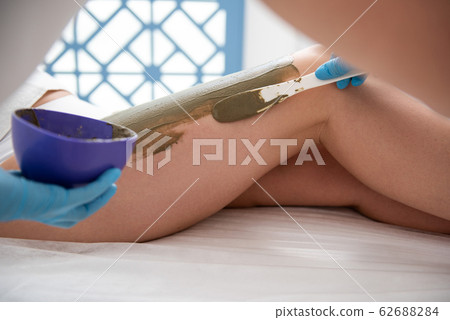 Side on of anticellulite sea weed mud procedure 62688284