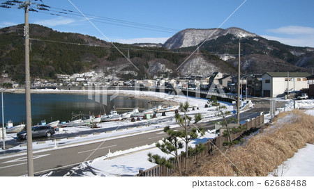 水關漁港和里山與雪 水關漁港和里山與雪 62688488