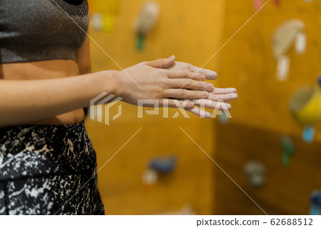 Bouldering (young woman, fitness, training 62688512