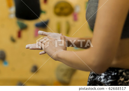 Bouldering (young woman, fitness, training 62688517