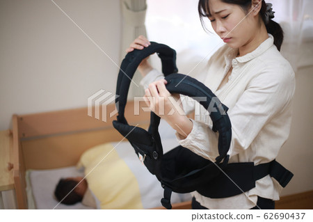 一位母親練習擁抱 一位母親練習擁抱 62690437