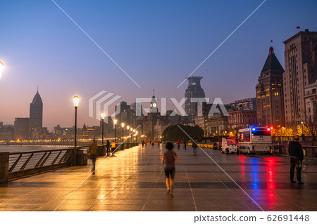 《上海外灘的黎明與外灘長廊》 《上海外灘的黎明與外灘長廊》 62691448