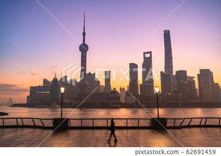 陸家嘴摩天大樓上外灘的“上海”黎明 陸家嘴摩天大樓上外灘的“上海”黎明 62691459