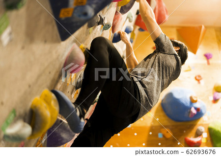 Bouldering (young man, training, climbing) 62693676