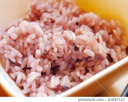 Ancient rice millet rice (black rice / brown rice) [food] 62697322