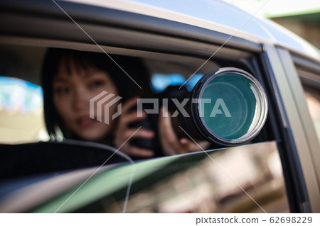 一個女人從車內拍照 一個女人從車內拍照 62698229
