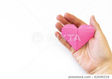 男子手與心製成的摺紙 62698328