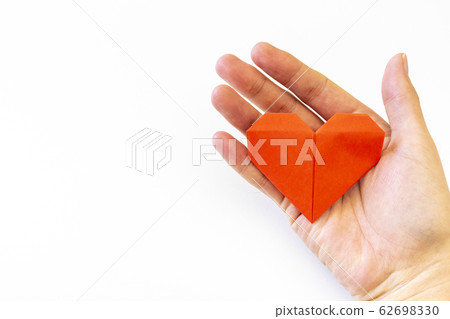 男子手與心製成的摺紙 男子手與心製成的摺紙 62698330