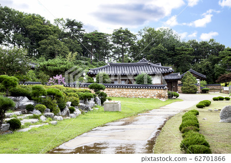 Hanok with a low wall 62701866