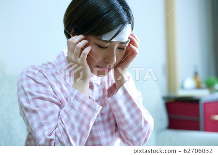 Image of unwell woman 62706032