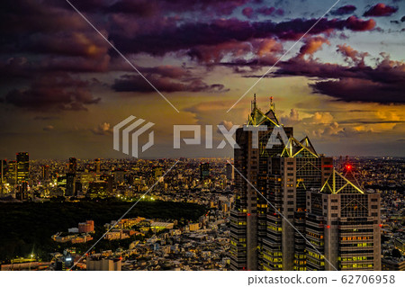 東京都政府展望台的新宿區和夜景 東京都政府展望台的新宿區和夜景 62706958