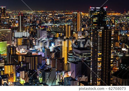從梅田藍天大廈的屋頂看大阪梅田的夜景 從梅田藍天大廈的屋頂看大阪梅田的夜景 62708073