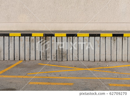 Concrete Loading Dock 62709270