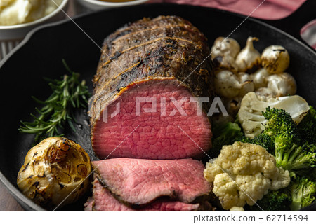 eye of round roasted beef on iron skillet pan eye of round roasted beef on iron skillet pan 62714594