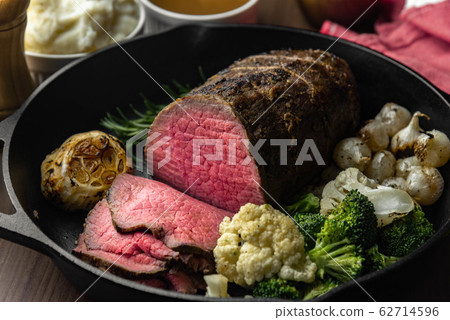eye of round roasted beef on iron skillet pan 62714596