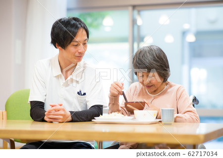 女高管和護士吃 女高管和護士吃 62717034