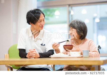 女高管和護士吃 女高管和護士吃 62717035