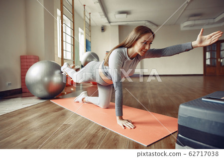 Pregnant woman training in a gym Pregnant woman training in a gym 62717038