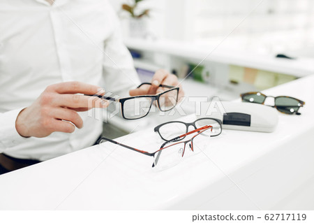 Handsome man in a optics shop 62717119