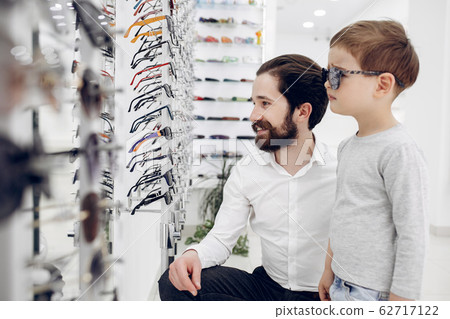 Father with little son in the glasses store 62717122