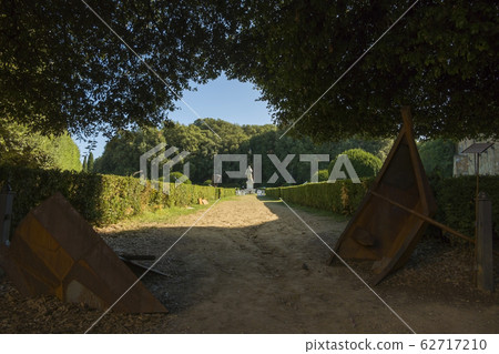 In the town of San Quirico d'Orcia 62717210